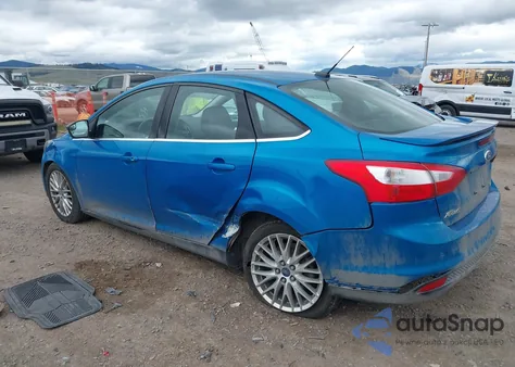 2013 Ford Focus Titanium z USA, uszkodzony, nr VIN 1FADP3J22DL245603